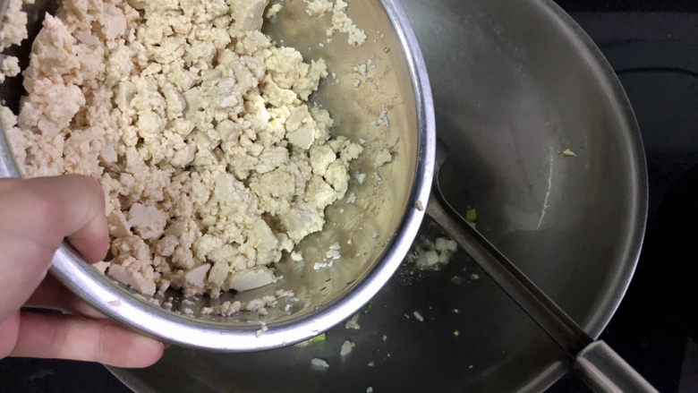豆腐炒鸡蛋➕ 蛾儿雪柳黄金缕,下豆腐,转中火,不断翻炒,炒干水分,炒的豆腐松散