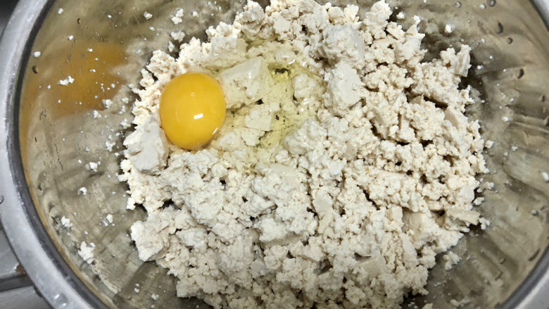 豆腐炒鸡蛋➕ 蛾儿雪柳黄金缕,打入一个鸡蛋,抓匀备用