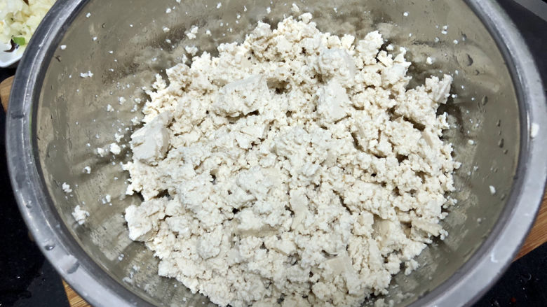 豆腐炒鸡蛋➕ 蛾儿雪柳黄金缕,豆腐放凉后取出,戴上手套把豆腐抓碎或者用叉子碾碎