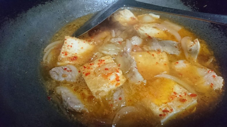 辣白菜豆腐汤,大火煮开后,改小火煨15分钟让豆腐更入味