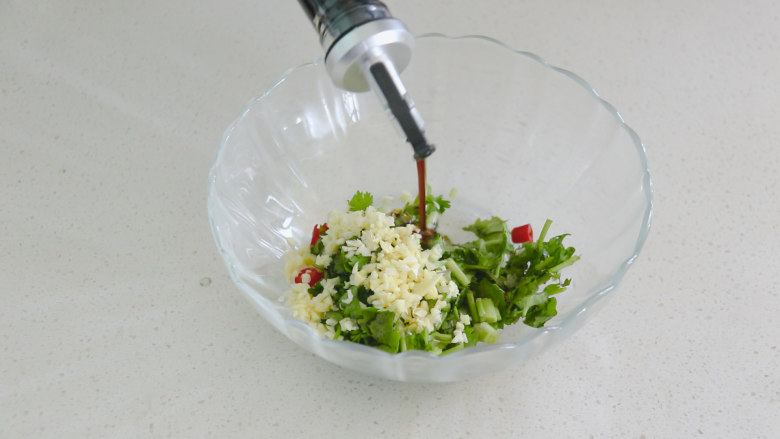 凉拌腐竹黄瓜,在小米辣,香菜,蒜末碗里倒入<a style='color:red;display:inline-block;' href='/shicai/ 788'>生抽</a>