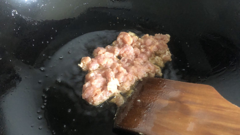 豆腐炒鸡蛋,另起油锅,放肉糜。