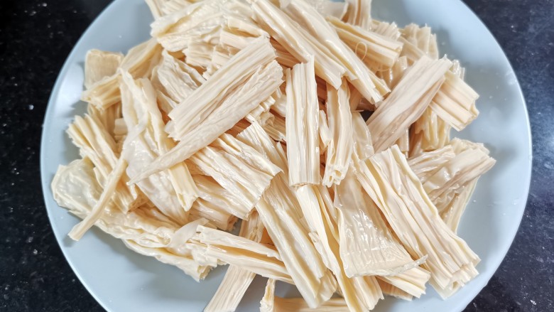 青椒炒腐竹,泡发好的腐竹沥干水份