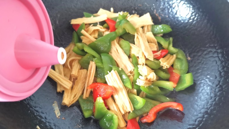 青椒炒腐竹,烹入一勺<a style='color:red;display:inline-block;' href='/shicai/ 788'>生抽</a>,继续翻炒片刻