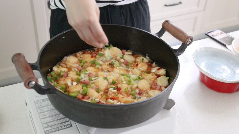 铁板日本豆腐,最后撒上些葱花，美味的酥软的铁板日本豆腐就做好了