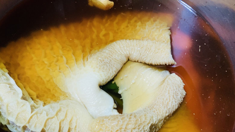 麻辣牛肚,放入牛肚,加清水适量,高压锅大火烧开,转中小火压25分钟