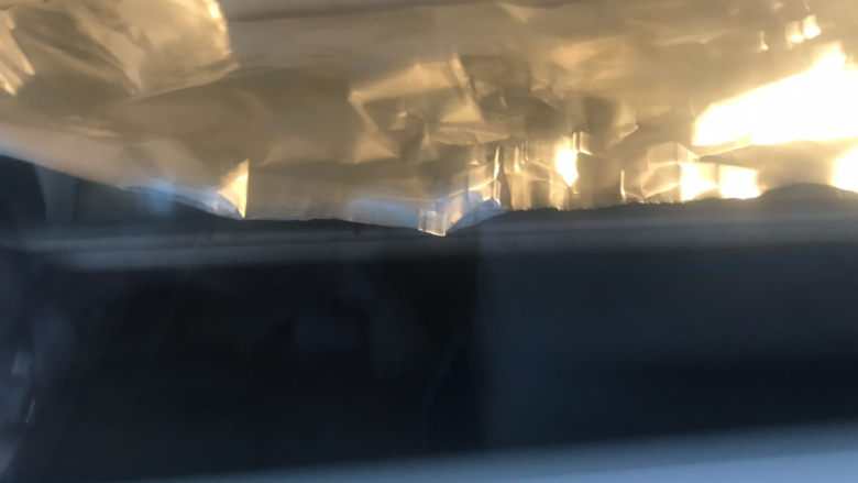 酸奶椰蓉面包卷,观察面包上色可以了盖上锡纸,除了盖锡纸开烤箱门,其他时间不能打开烤箱门