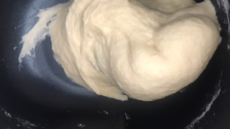 酸奶椰蓉面包卷,正在和面的,面包机和面比人功揉手套膜省事的多,等到时间到了,手能轻轻拉出手套膜就可以了,发酵1小时左右