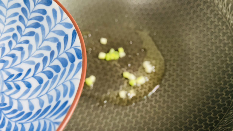 紫菜虾皮汤,加入两碗热水,水量根据自己喜好添加