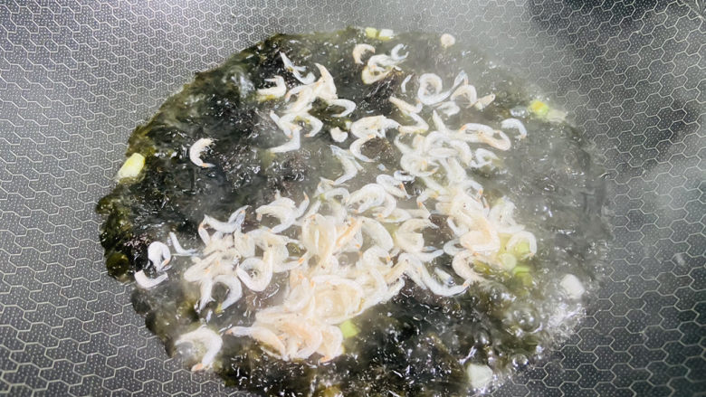 紫菜虾皮汤,煮一分钟即可