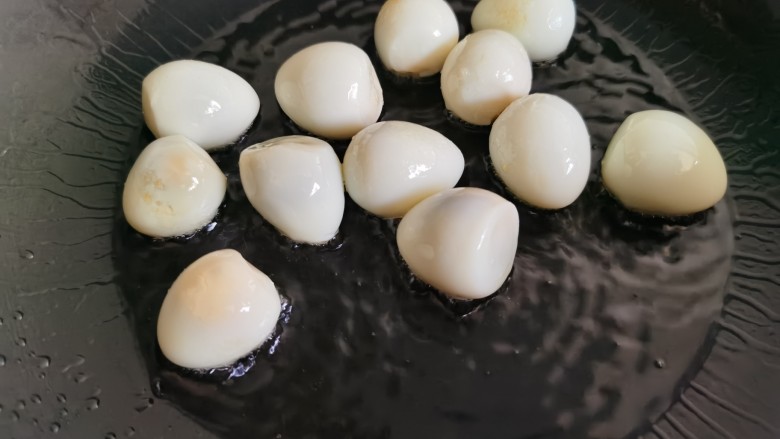 鹌鹑蛋焖土豆,锅里放油,加入鹌鹑蛋。