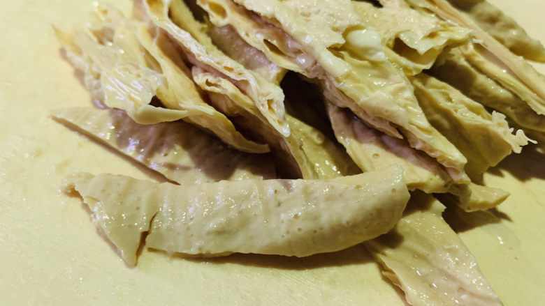青椒炒腐竹,泡发的腐竹,切小块