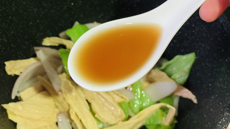 青椒炒腐竹,加<a style='color:red;display:inline-block;' href='/shicai/ 718'>料酒</a>