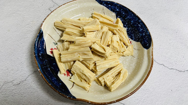 青椒炒腐竹,<a style='color:red;display:inline-block;' href='/shicai/ 468'>腐竹</a>提前泡软,切成寸段