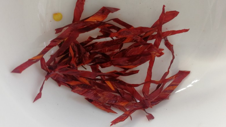 炝土豆丝,干辣椒剪成丝。