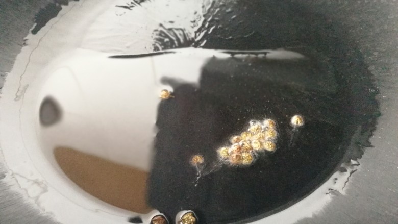炝土豆丝,热锅倒入适量油,放入麻椒粒,小火炸香。