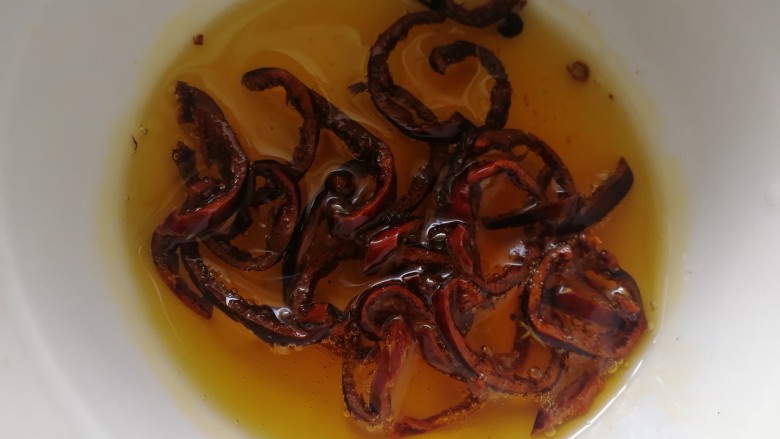 炝土豆丝,把锅里的油浇在干辣椒碗里,好香。