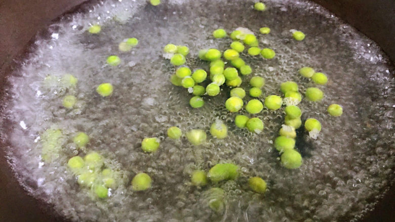 煮泡面有方法,面筋道爽弹,锅中的水不需要倒掉,紧接着放入豌豆煮两分钟,煮熟捞出。