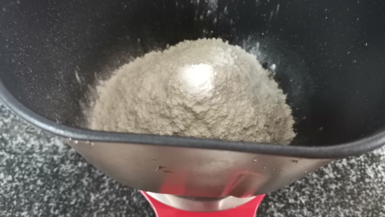 包子馒头吃腻了?那就来款咸味葱香面包吧,给你不一样的感觉,高筋粉称重
