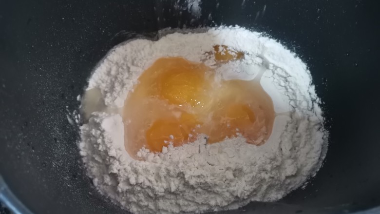 包子馒头吃腻了?那就来款咸味葱香面包吧,给你不一样的感觉,4个<a style='color:red;display:inline-block;' href='/shicai/ 9'>鸡蛋</a>