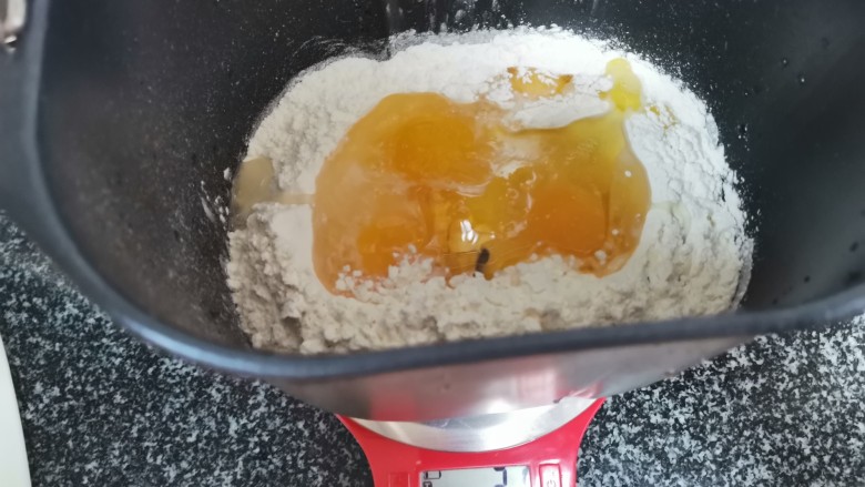 包子馒头吃腻了?那就来款咸味葱香面包吧,给你不一样的感觉,花生油