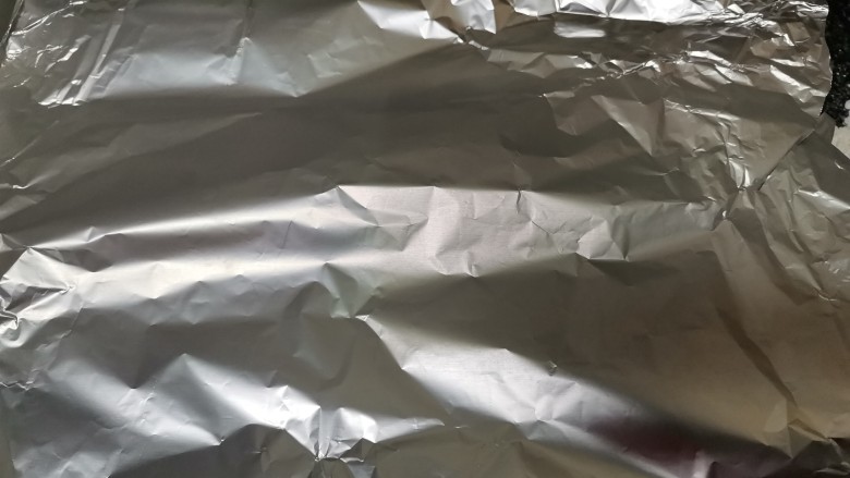 包子馒头吃腻了?那就来款咸味葱香面包吧,给你不一样的感觉,盖上锡箔纸