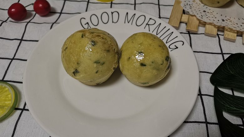 包子馒头吃腻了?那就来款咸味葱香面包吧,给你不一样的感觉,出炉后,趁热涂上蜂蜜。成品图