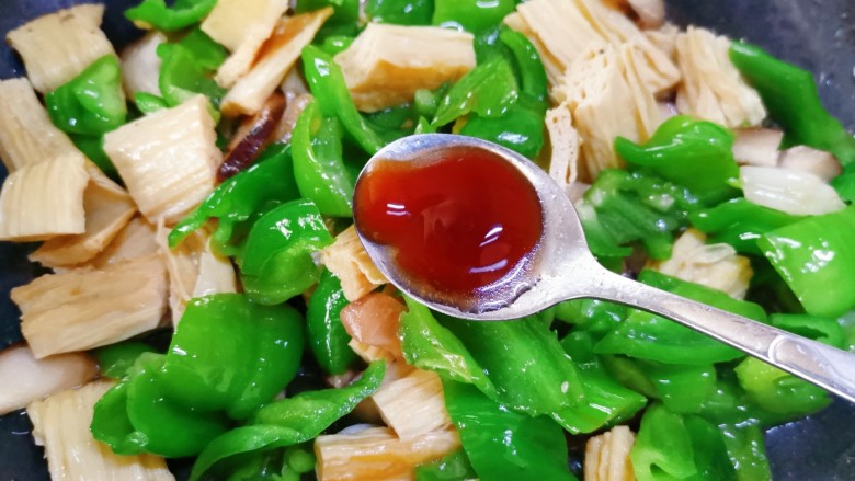 青椒炒腐竹,大火翻炒均匀入味,加适量蚝油