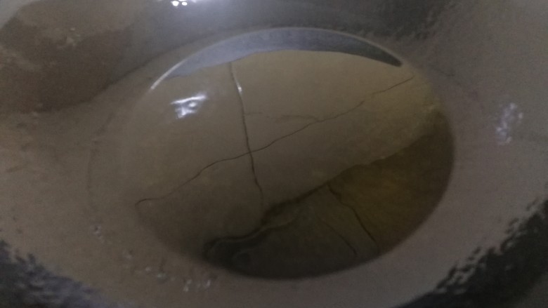 豆腐炒鸡蛋,热锅倒入适量油。