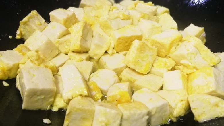豆腐炒鸡蛋,文火翻炒均匀,炒至豆腐金黄盛出。