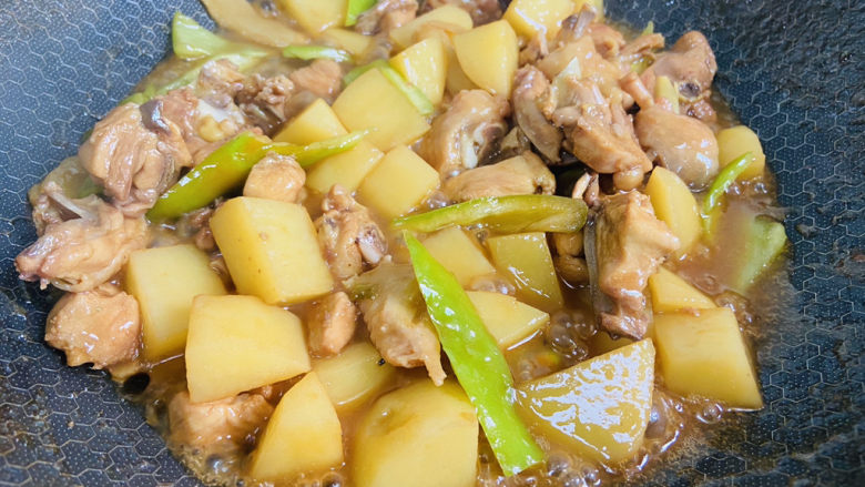 三黄鸡炖土豆,翻炒断生即可