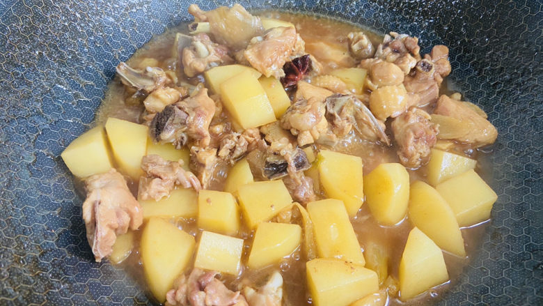 三黄鸡炖土豆,不要收汁,带汤汁拌米饭