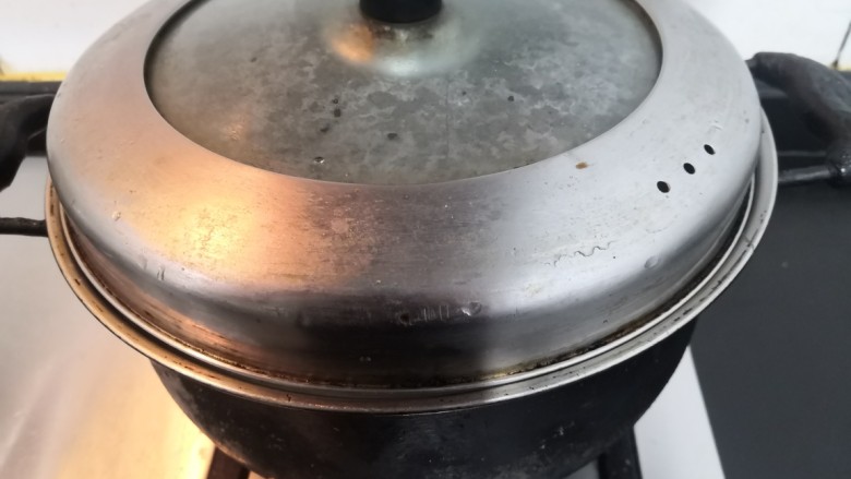 鹌鹑蛋焖土豆,大火烧开2分钟后,关火焖5分钟