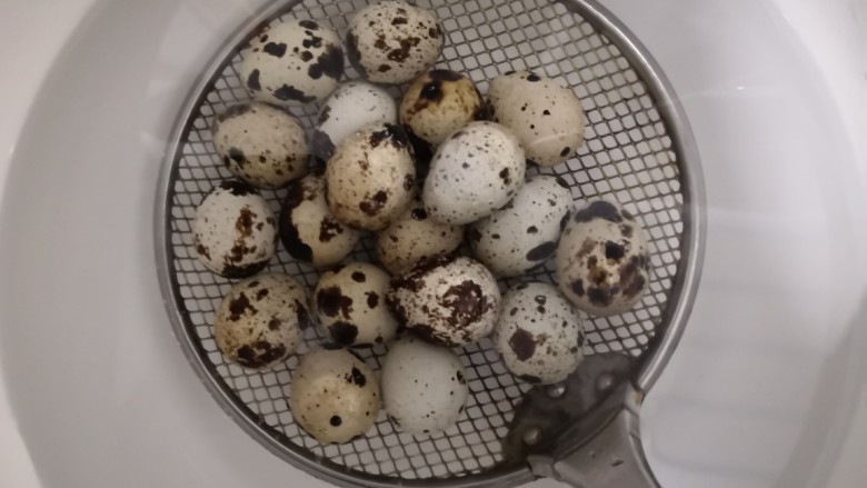 鹌鹑蛋焖土豆,捞出的鹌鹑蛋,放冷水中过凉