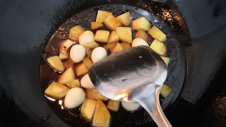 鹌鹑蛋焖土豆,用铲子,翻拌均匀