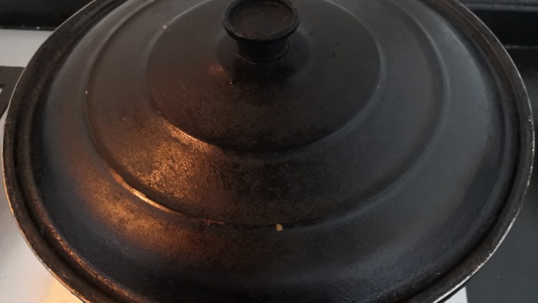 鹌鹑蛋焖土豆,大火烧开后,关小火焖10分钟