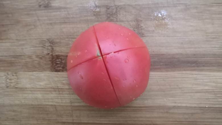 紫菜虾皮汤,<a style='color:red;display:inline-block;' href='/shicai/ 59'>番茄</a>表面,划十字口