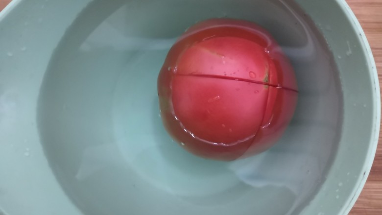 紫菜虾皮汤,把番茄,放入开水中,浸泡1分钟
