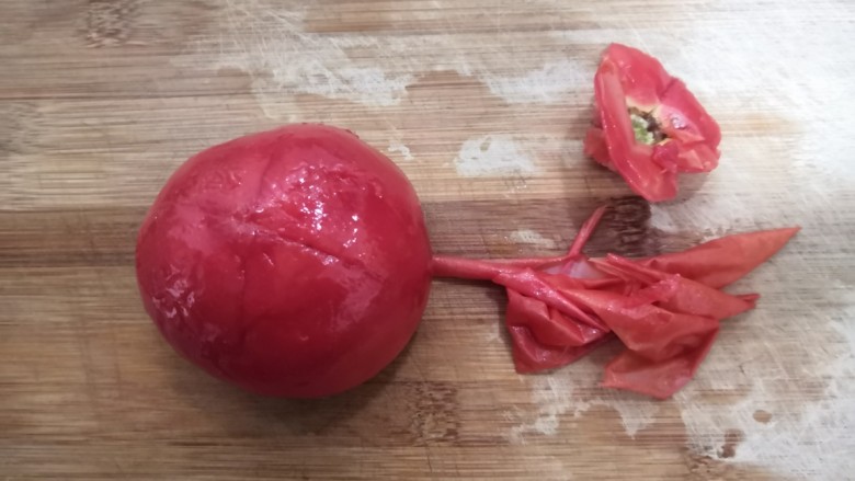 紫菜虾皮汤,1分钟后,把番茄捞出,撕去表皮,挖出顶部