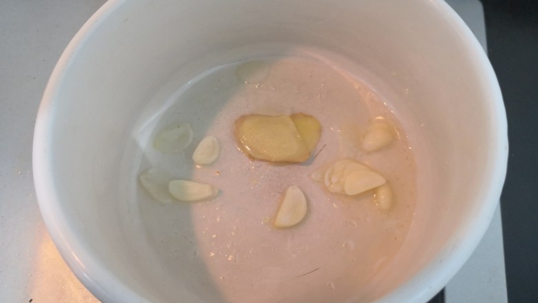 紫菜虾皮汤,放入姜片和蒜片,翻炒爆香