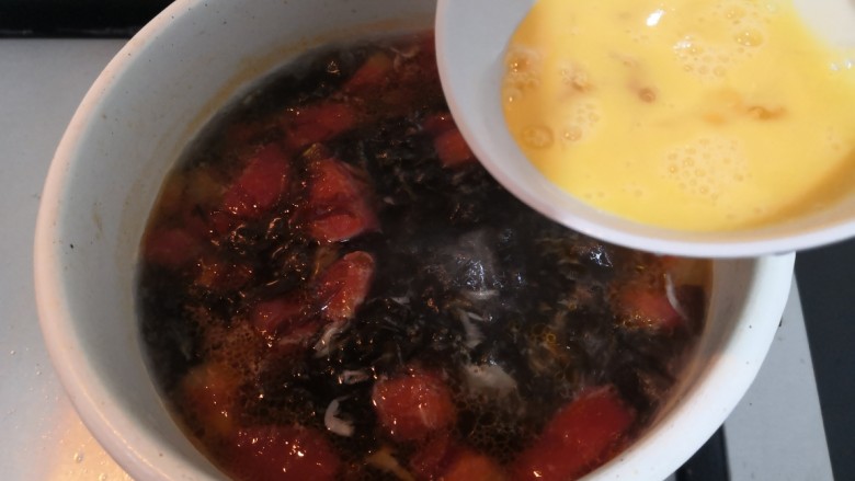 紫菜虾皮汤,再次煮开,倒入鸡蛋液