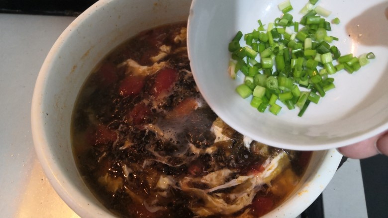 紫菜虾皮汤,关小火,加入小葱