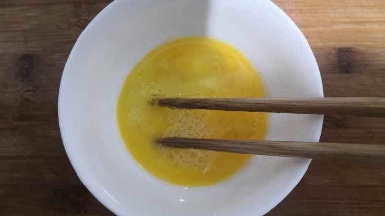 紫菜虾皮汤,<a style='color:red;display:inline-block;' href='/shicai/ 9'>鸡蛋</a>磕入碗中,用筷子搅拌均匀,备用