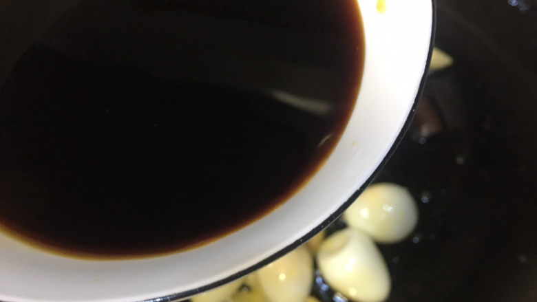 红烧鹌鹑蛋,加入酱汁,水最好能没过鹌鹑蛋