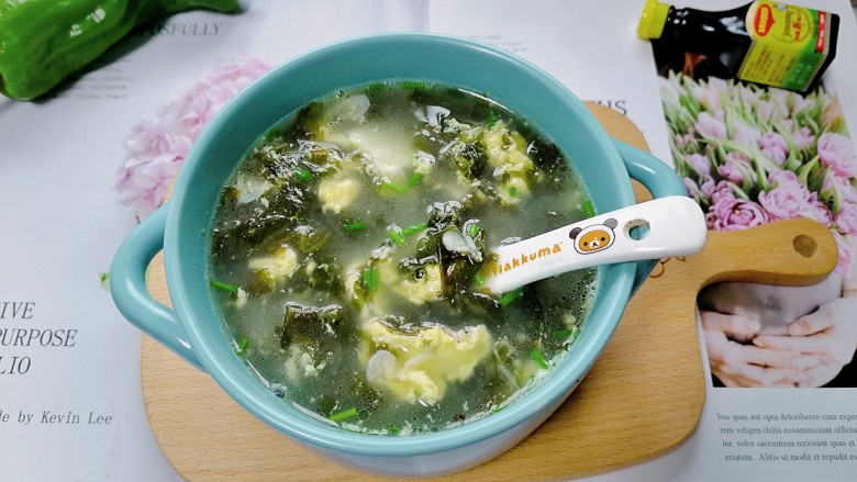 紫菜虾皮汤,拍上成品图,一道美味又营养的紫菜虾皮汤就完成了。