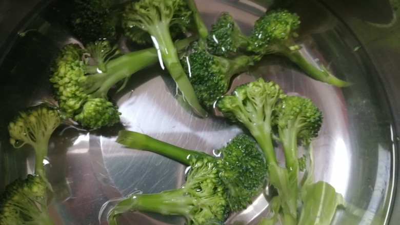 番茄肥牛酸汤泡面,掰成小朵,清水洗净。