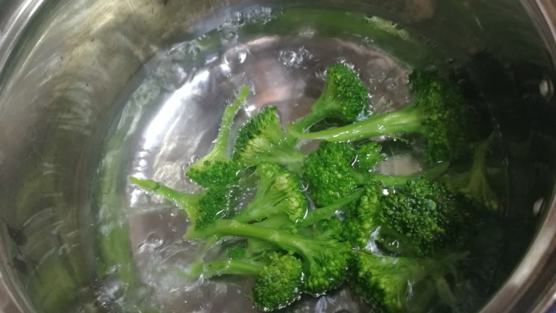 番茄肥牛酸汤泡面,水开焯半分钟,捞出。