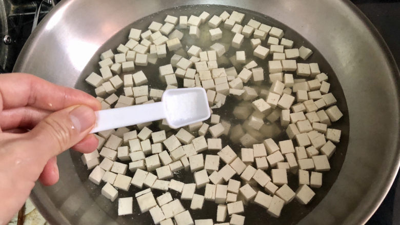 豆腐炒鸡蛋➕ 浮云冉冉送春华,加少许食盐,中小火煮半分钟