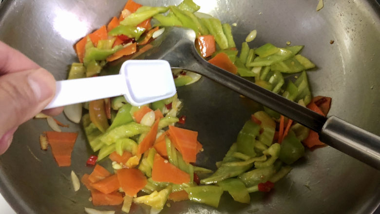 青椒炒腐竹➕岂有黄鹂历翠微,加入少许食盐,中火煸炒半分钟