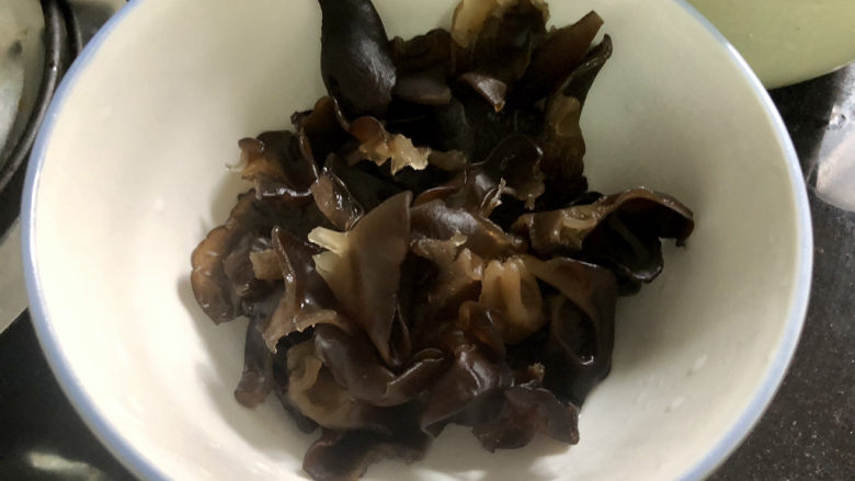 青椒炒腐竹➕岂有黄鹂历翠微,捞出过凉水备用
